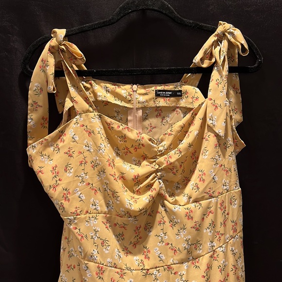 Tie shoulder dress - Picture 2 of 3